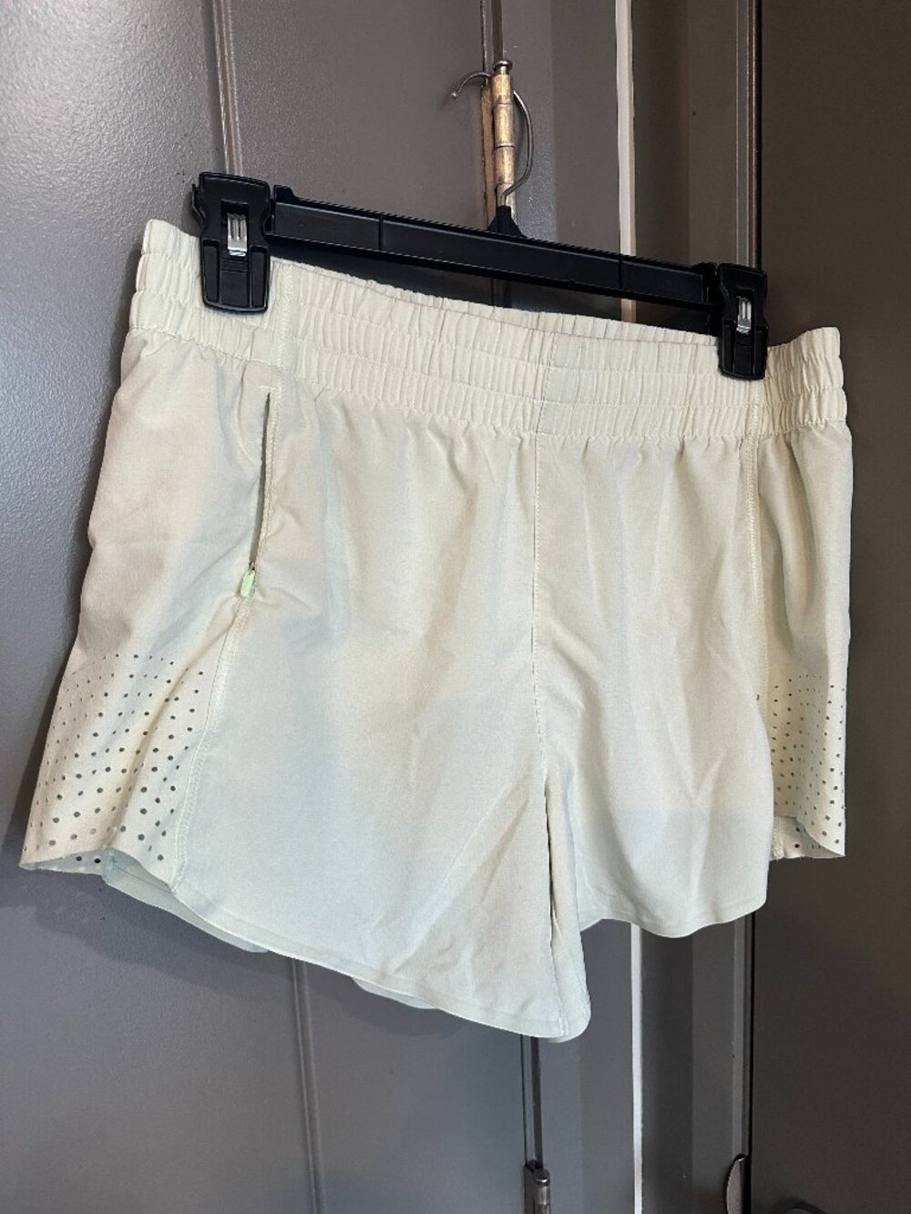 Athleta Hustle 4.5" Shorts Light Mint Green Zip Pocket Womens Size Small.